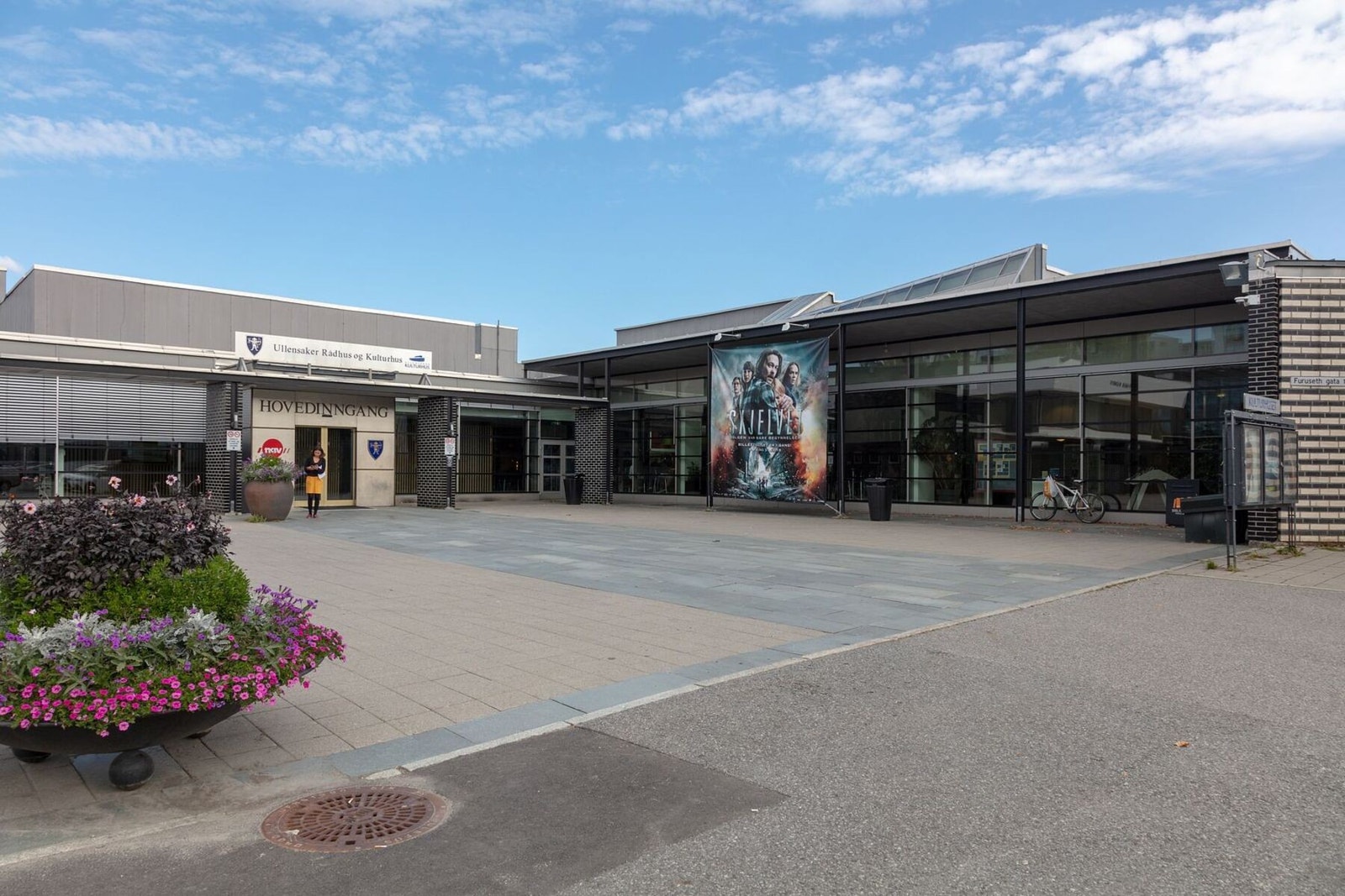 Jessheim sentrum huser også flere populære spisesteder, kafeer, barer og utesteder, samt Ullensaker kulturhus med kino, konserter og teater Galleribilde