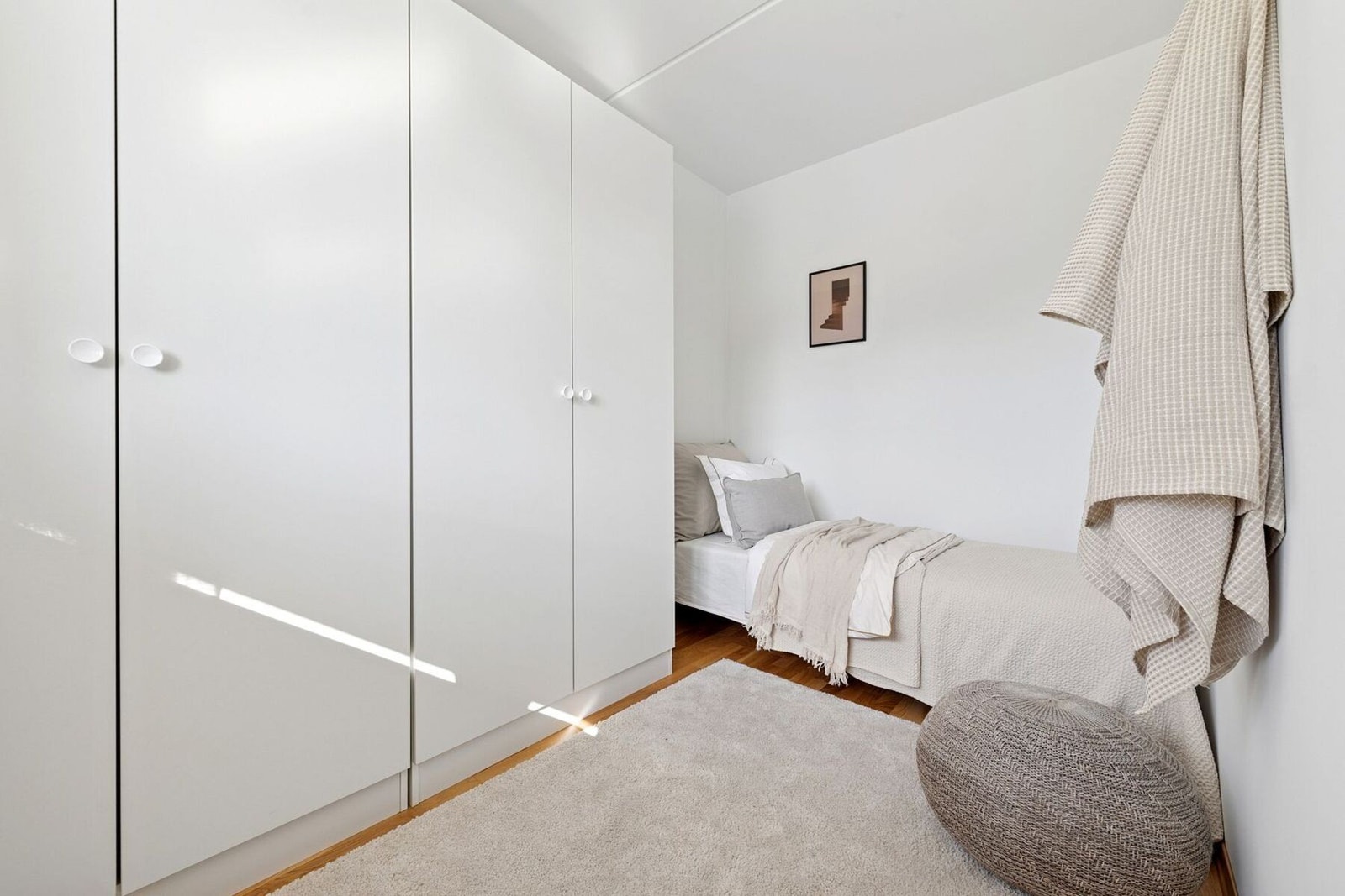 Soverom II egner seg som barnerom, gjesterom eller kontor. Skapene har hylle- og hengeinnredning. Galleribilde