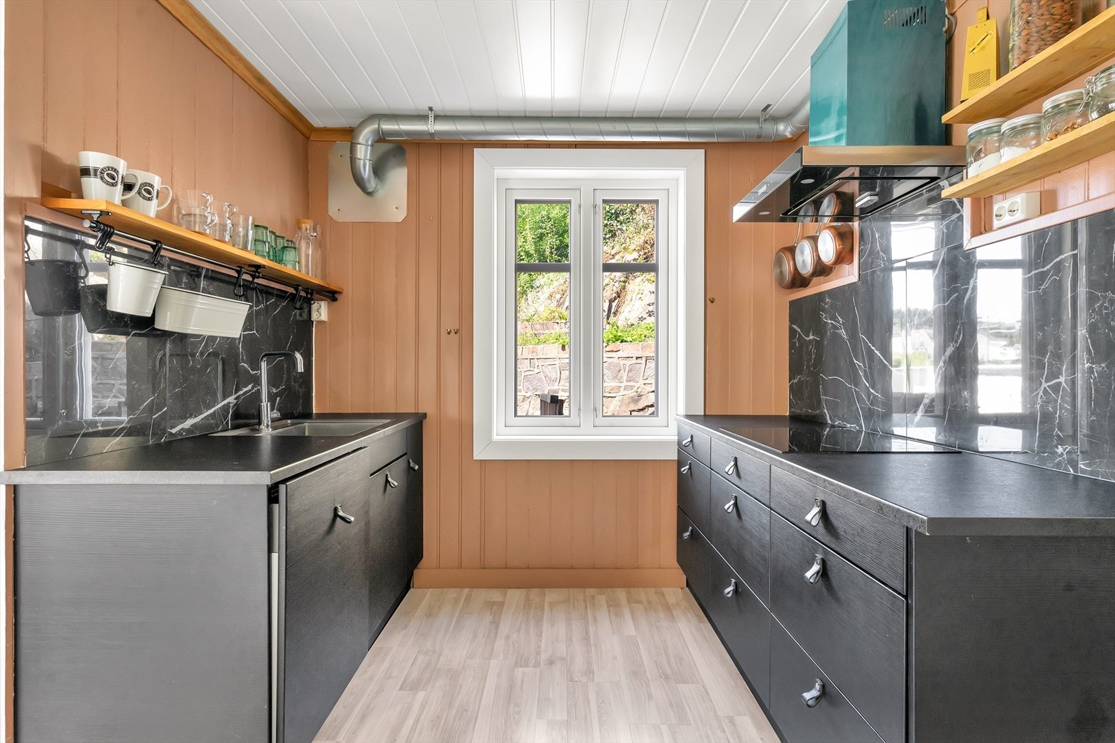 Lekker innredning. Kjøkkenet fikk ny innredning i 2019. Galleribilde