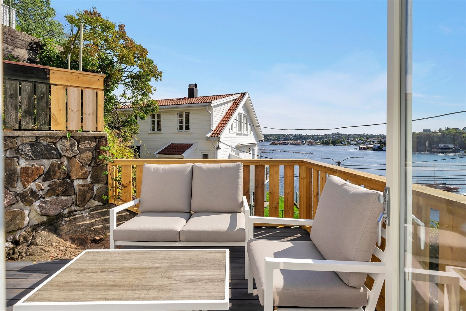 Her kan man nyte utsikt over indre byfjord og over til hisøy. Galleribilde