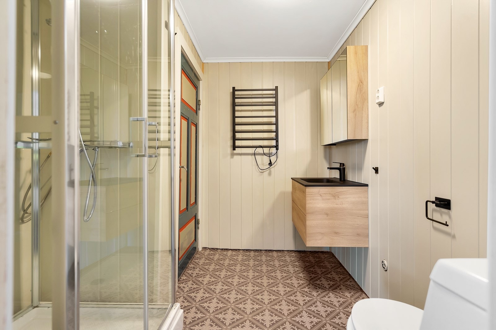 Bad i hybelleilighet med innreding fra 2019. Galleribilde