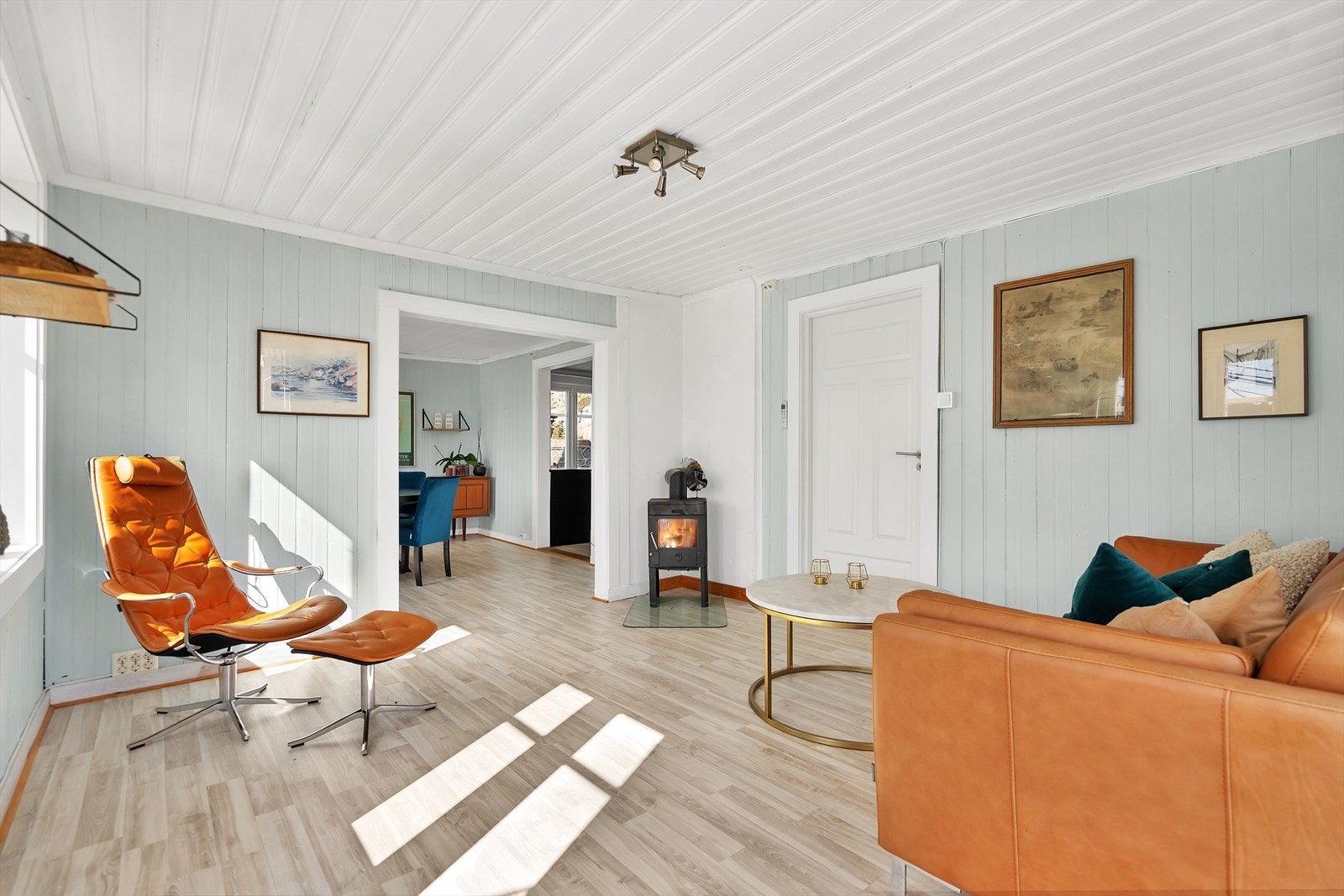 Stuen er fint delt opp med dagligstue og spisestue. Galleribilde