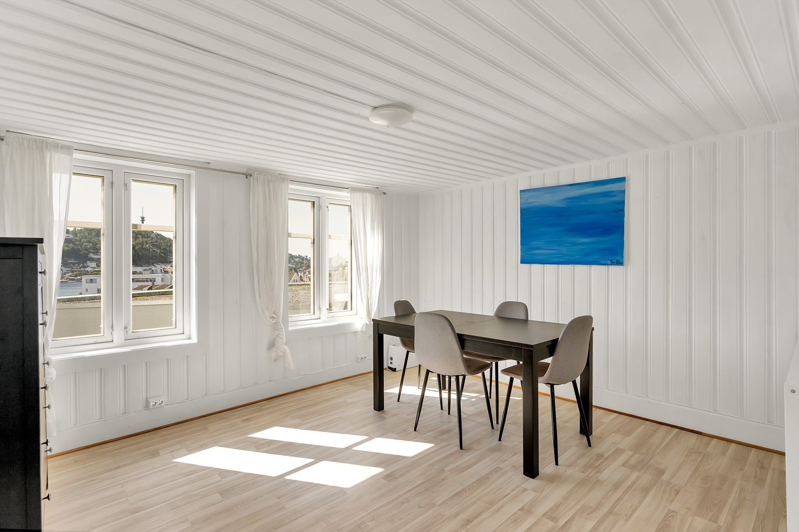 Spisestue i hybelleilighet. Galleribilde