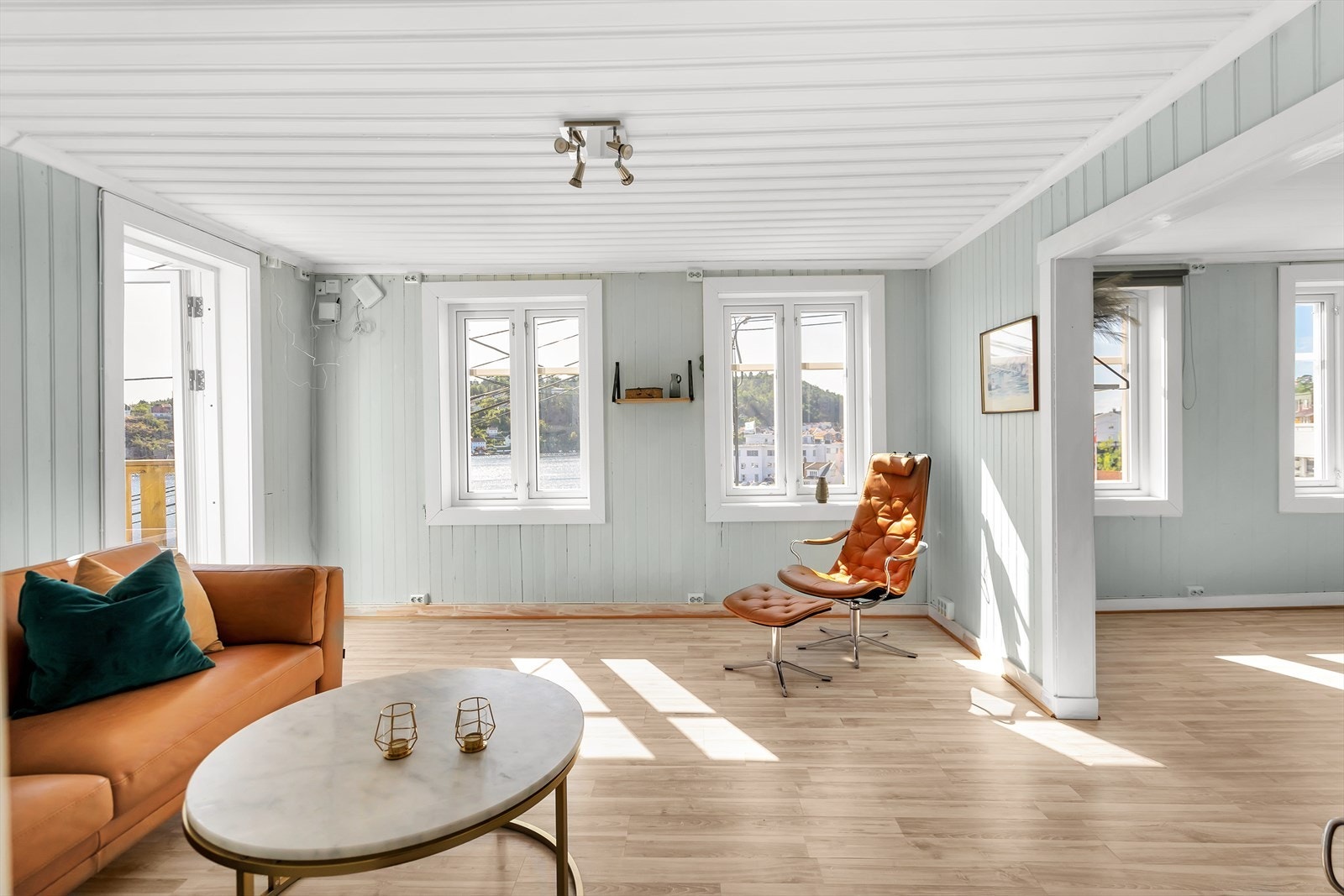 Lys og fin stue med flott utsikt utover byfjorden. Galleribilde