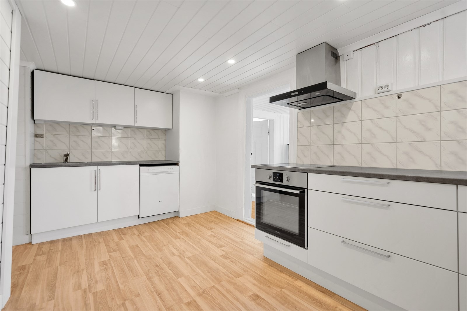 Kjøkken med ny innredning fra 2019 i hvit utførelse og masse skapplass. Galleribilde