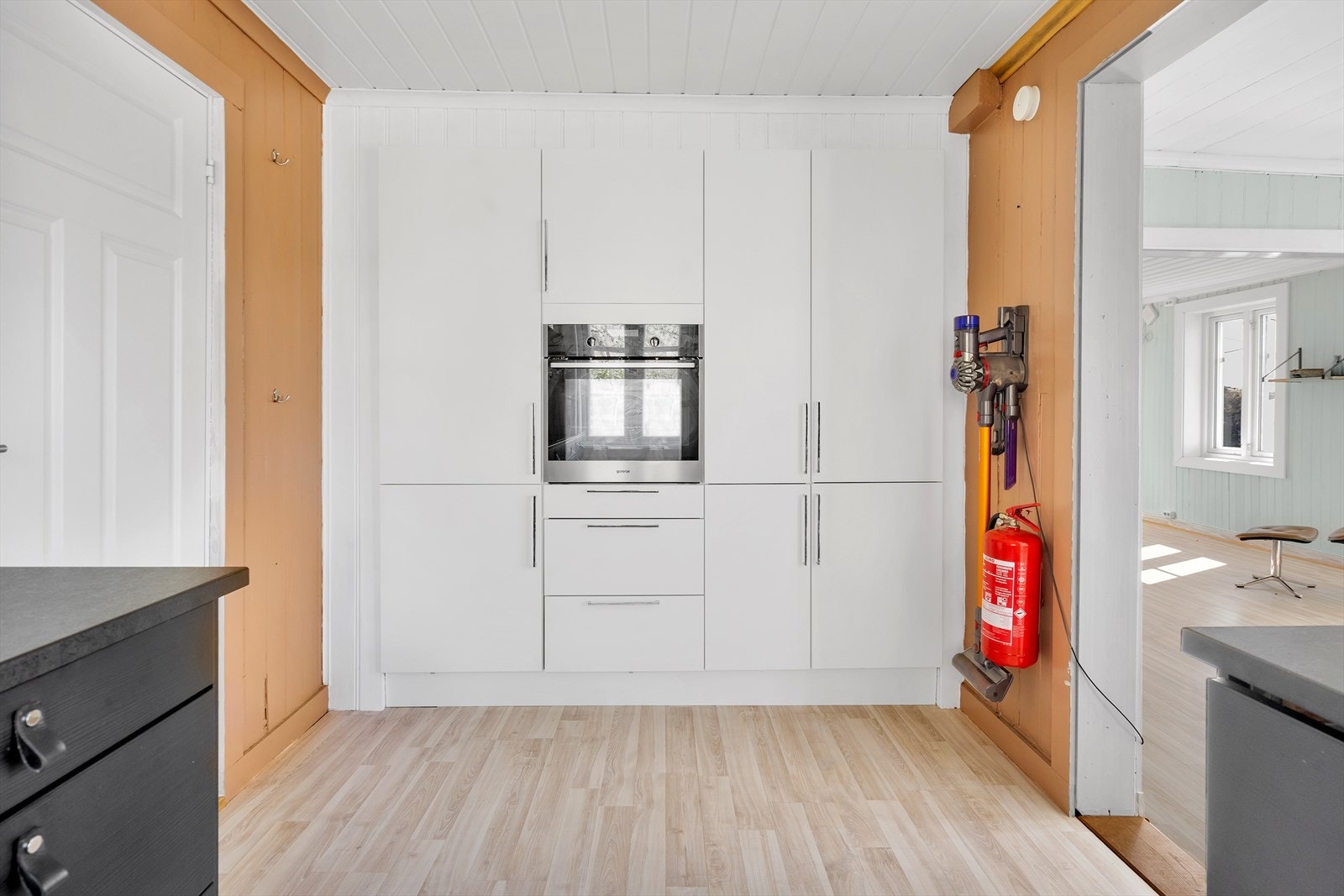 Kjøkken med moderne og stilren innredning fra 2019. Galleribilde