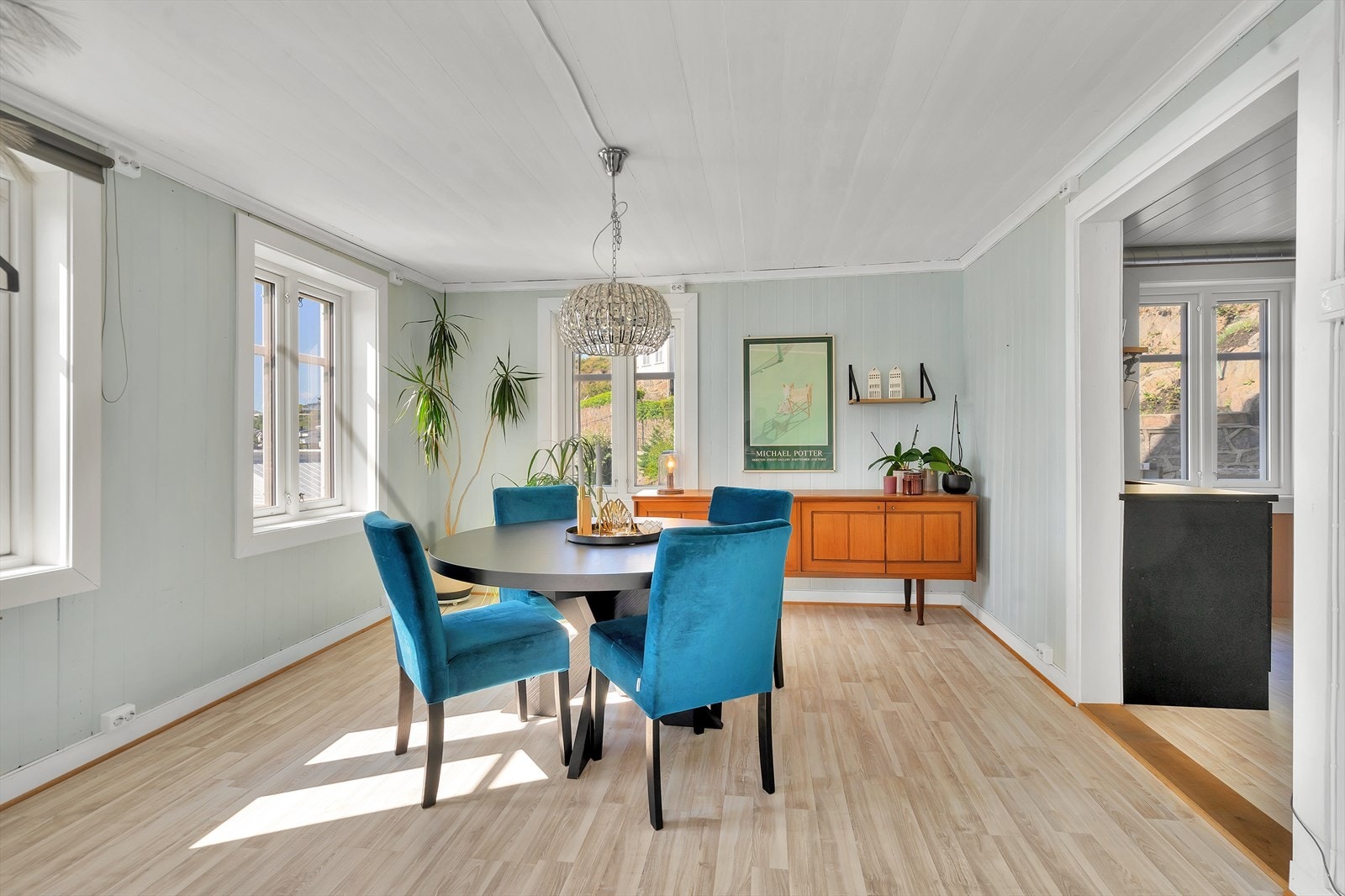 Sjarmerende spisestue. Her er det plass til hele storfamilien. Galleribilde