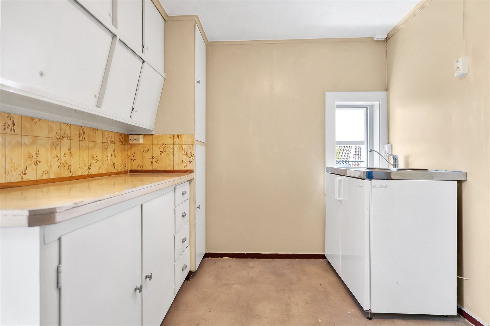 Eldre kjøkkeninnredning i loftsetasjen. Galleribilde