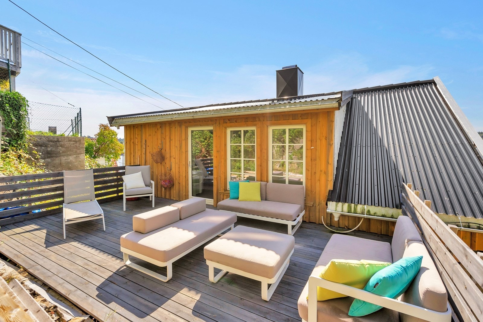 Flott og solrik terrasse for late sommerdager i sola. Galleribilde