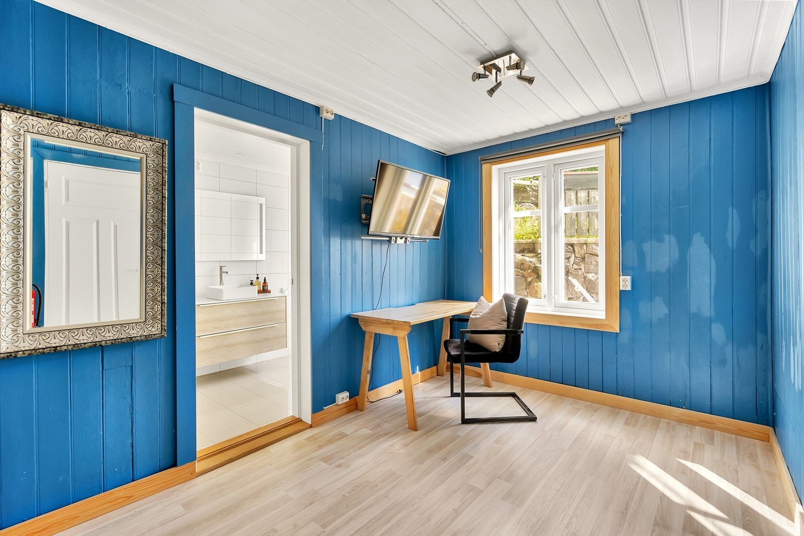 Soverom med direkte adgang til bad. Galleribilde