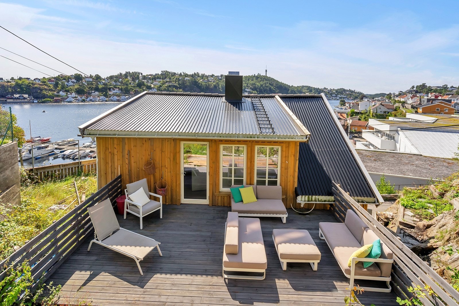 Boligen har solrik terrasse for lange sommerdager. Galleribilde