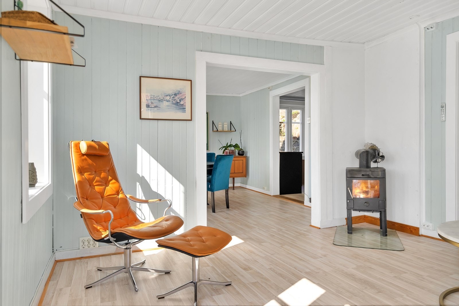 Når vinteren ankommer er det koselig peis kombinert med varmepumpe for optimal temperatur. Galleribilde