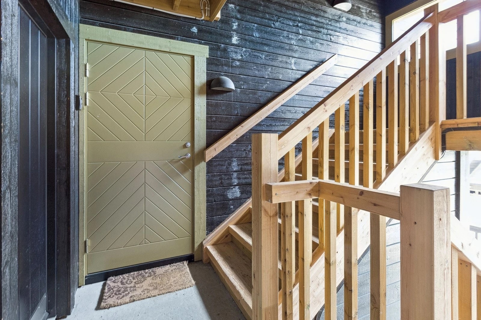 I tilknytning til inngangspartiet finner du boden som tilhører leiligheten. Boden har gjennomgang med utgang på motsatt side av bygget, hvor du finner en hyggelig og skjermet uteplass (ikke opparbeidet) Galleribilde