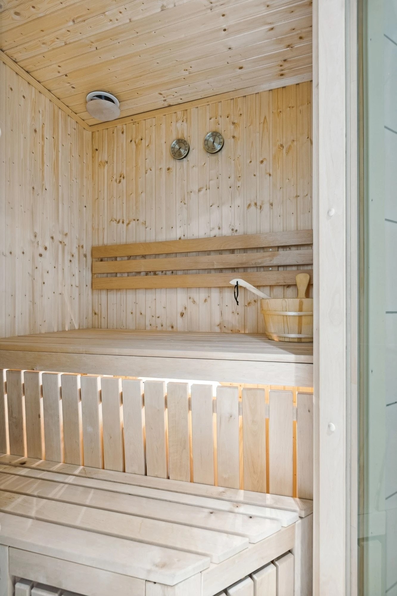 I tilknytning til badet ligger en innbydende badstue som er utformet for maksimal komfort Galleribilde