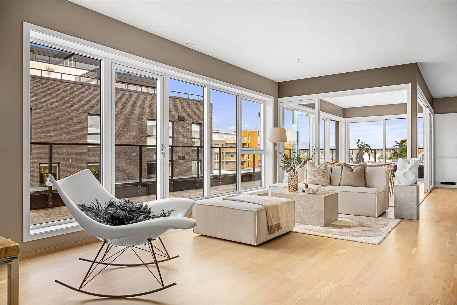 Utstrakt bruk av vindusflater sørger for optimale lysforhold til rommet Galleribilde