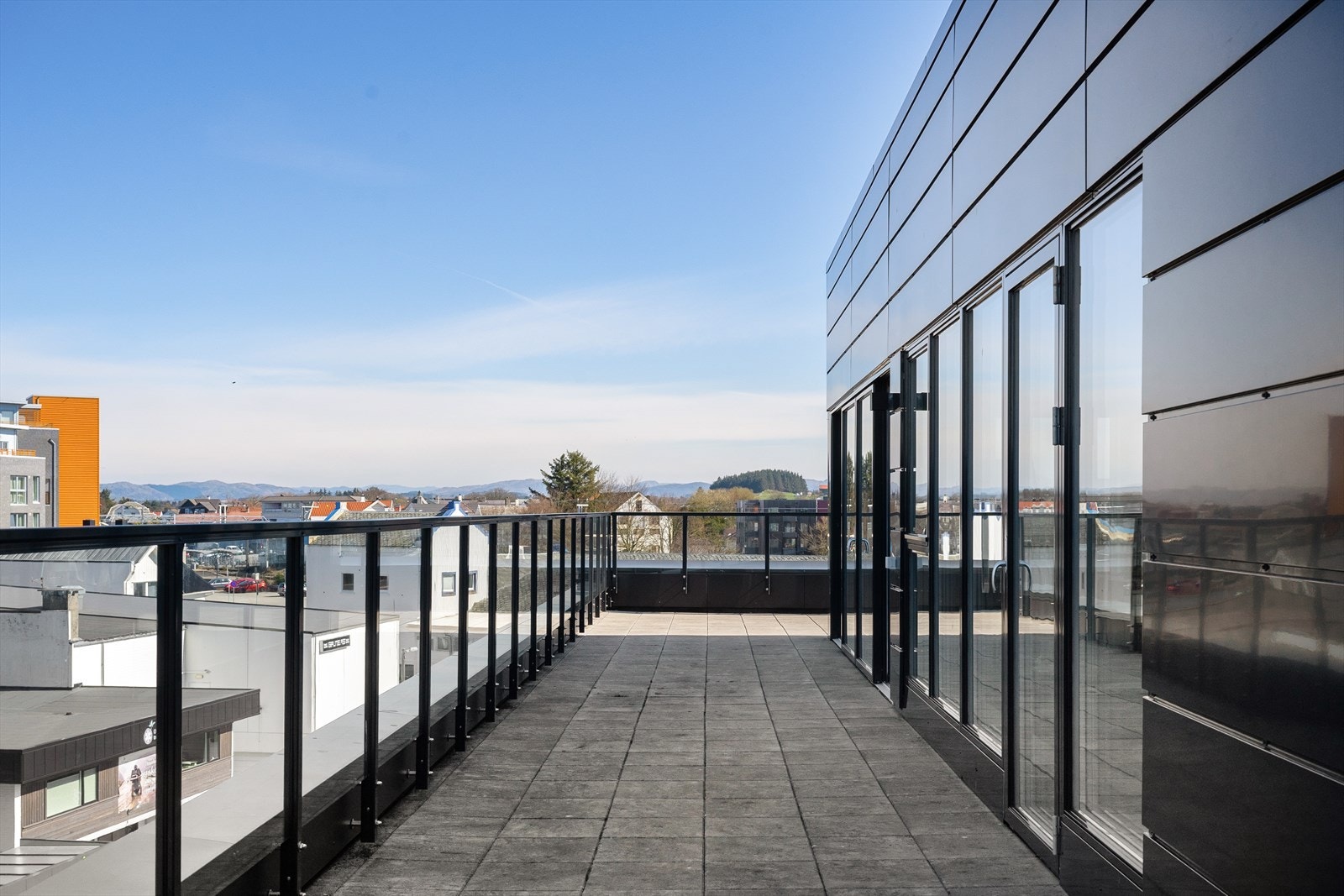 Her er det optimale forutsetninger for å forflytte seg etter solen. Glassrekkverket sørger for at du beholder utsikten, selv sittende i solstolen Galleribilde