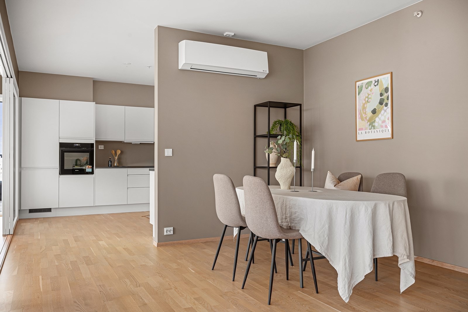 Ved kjøkkenet er det plass til kjøkkenbord Galleribilde