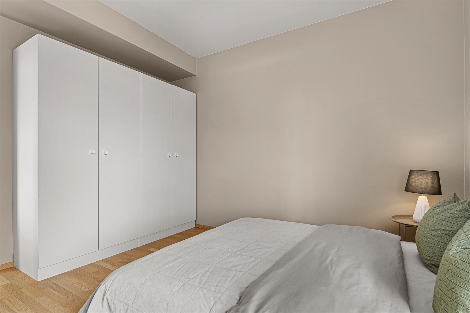 Soverommet leveres med stor garderobe Galleribilde