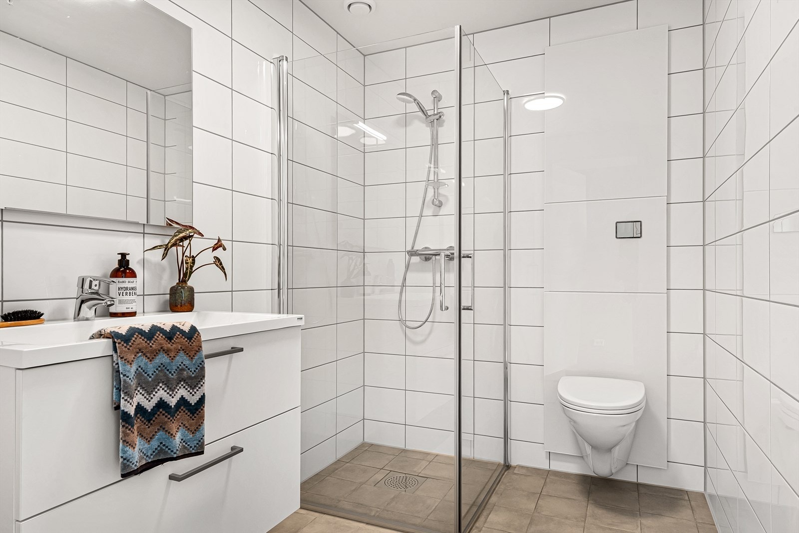 Bad nummer to med tilkomst fra forstuen. Også dette er helfliset med vannbåren varme i gulv Galleribilde