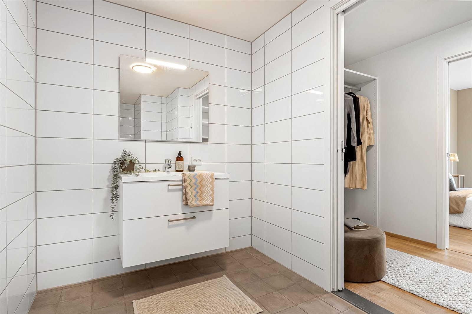 Privat bad til hovedsoverommet. Helfliset med vannbåren varme i gulv Galleribilde