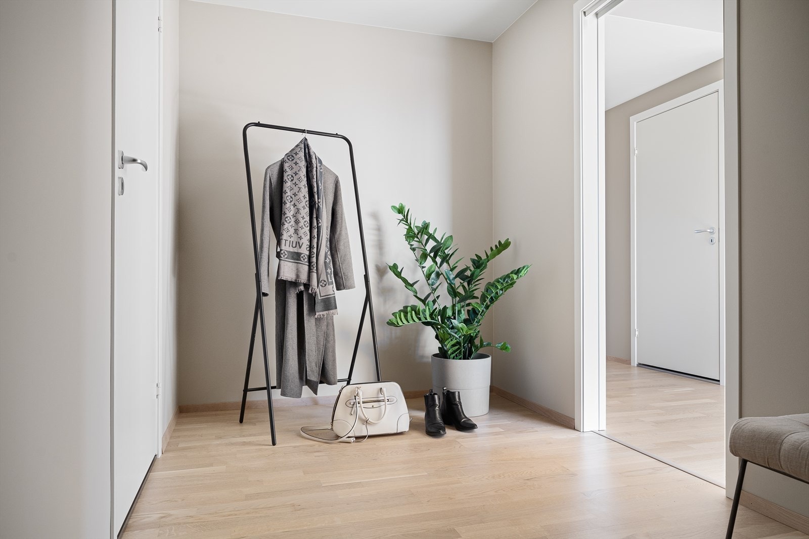 Entre med god plass til å etablere ønsket garderobeløsning Galleribilde