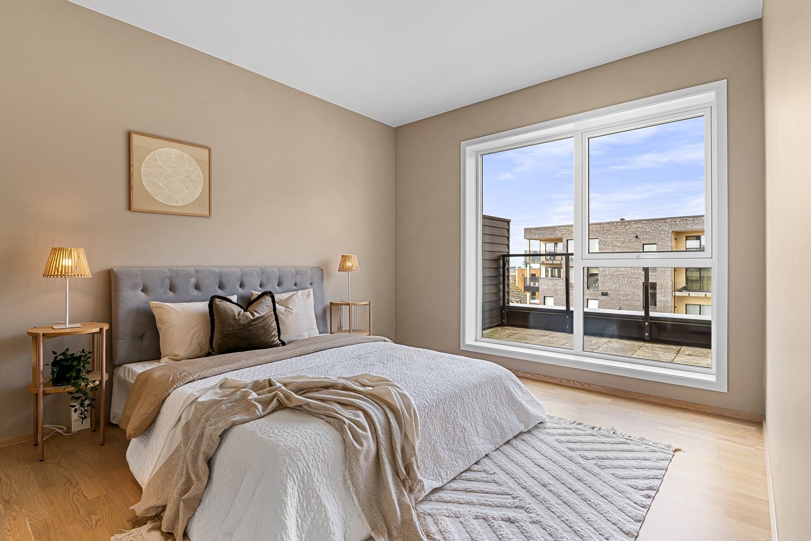 Til soverommet er det tilknyttet garderoberom med tilhørende bad Galleribilde