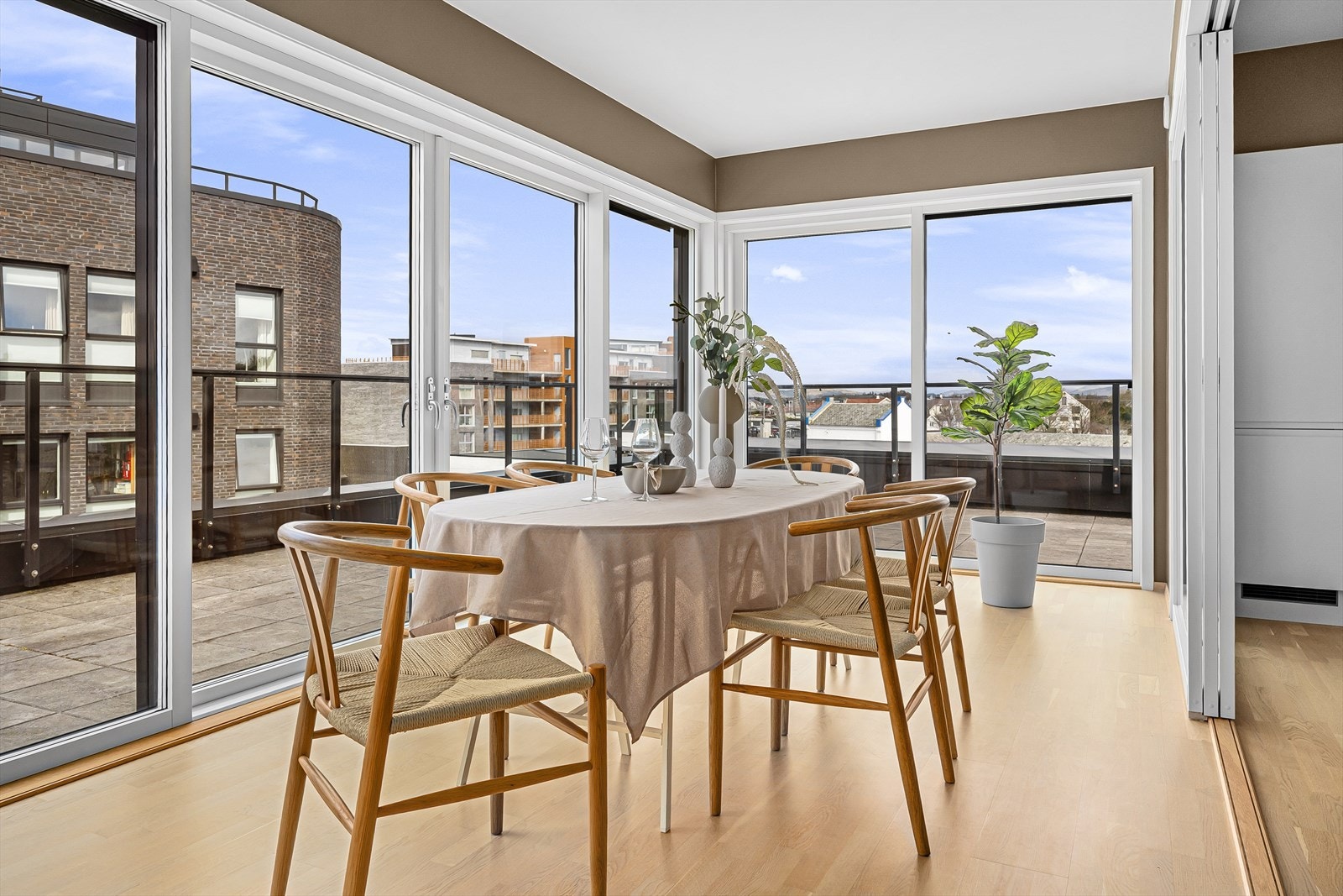 Her er det mulig å stenge av mot kjøkkenet og åpne opp ut til balkongen via skyvefelt Galleribilde