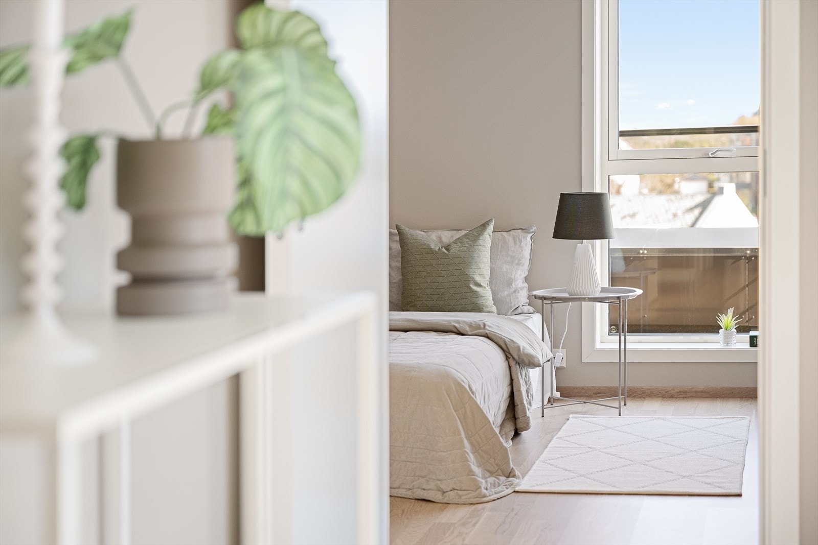 Fra forstuen er det tilkomst til 2 av leilighetens 3 soverom, ett bad, gjestetoalett og hovedstuen Galleribilde