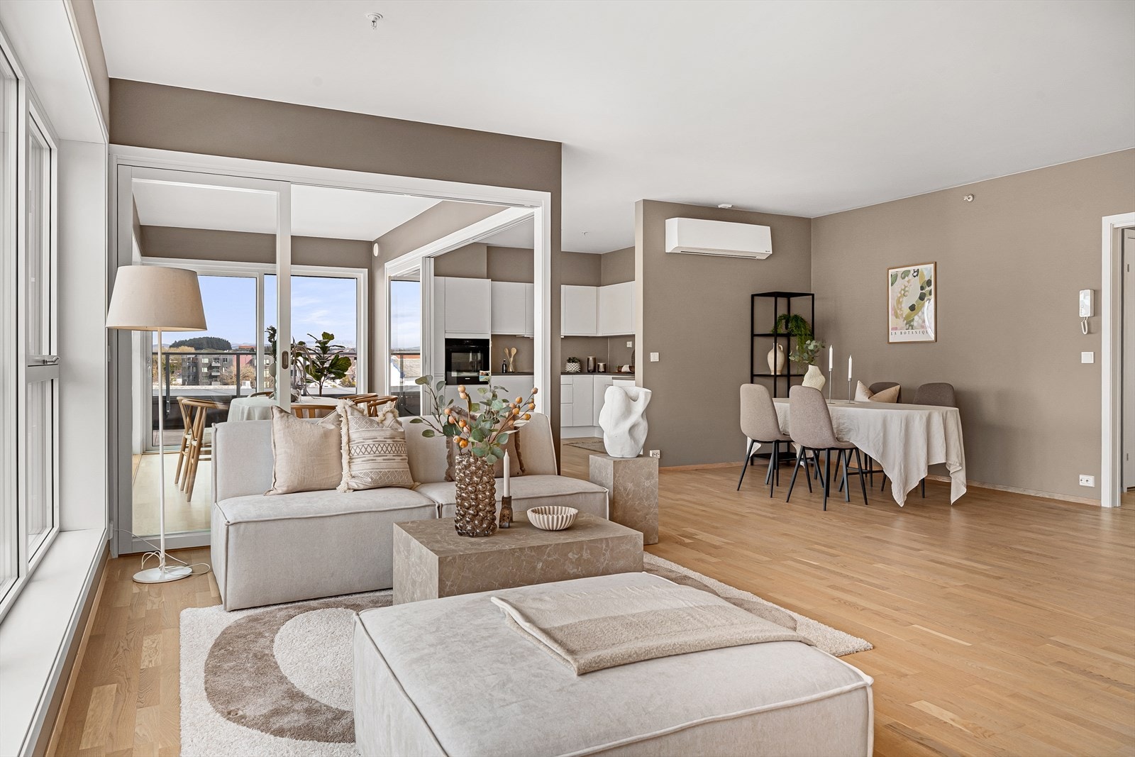 Oppvarming av leiligheten skjer via luft-vann varmepumpe med vegghengt viftekonvektor. Galleribilde