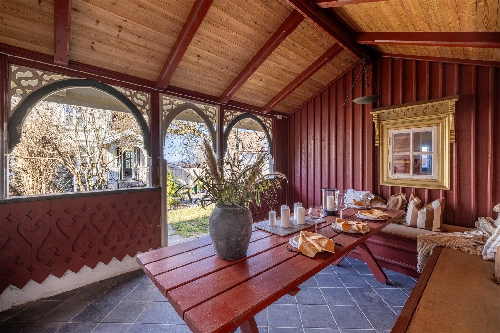 Denne nydelige stuen forlenger utesesongen i begge ender. Galleribilde