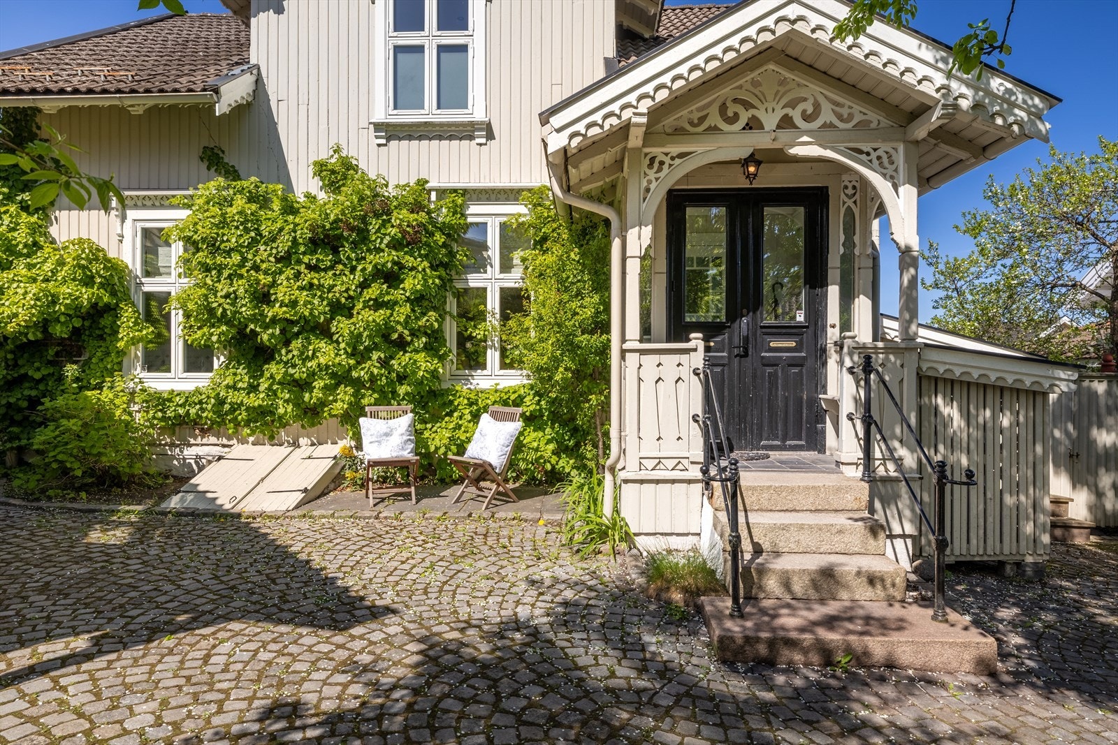 Vakkert inngangsparti med originale utsmykninger ønsker velkommen! Galleribilde