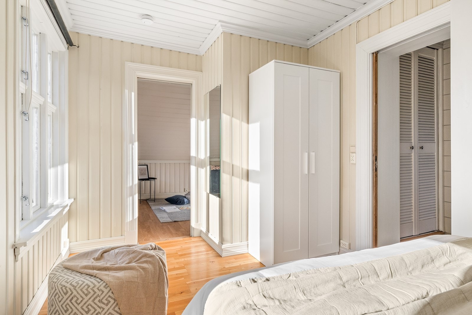 Her er det plass til både dobbeltseng og klesskap. Galleribilde