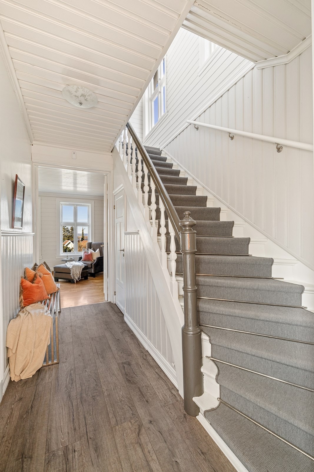 Videre fra entré er det adgang til boligens 2.etasje. Galleribilde