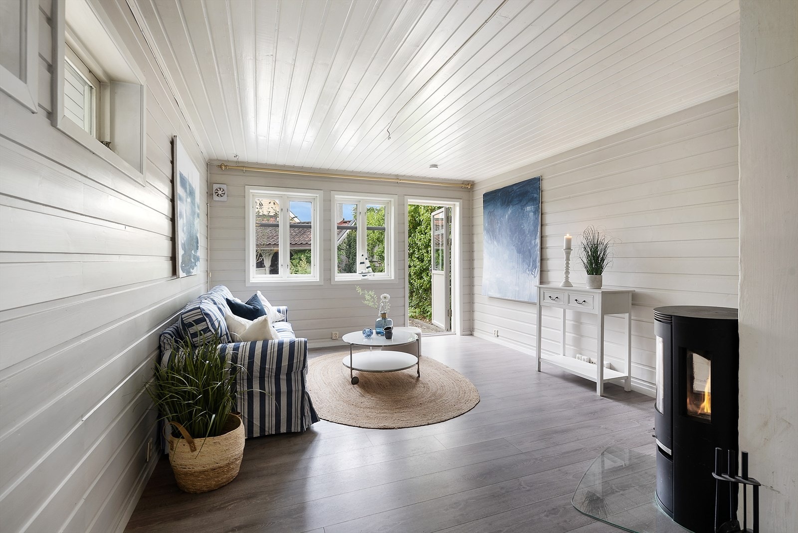 Koselig stuesone med mye naturlig lys fra vinduer og terrassedør. Ildsted bidrar til god innetemperatur. Galleribilde