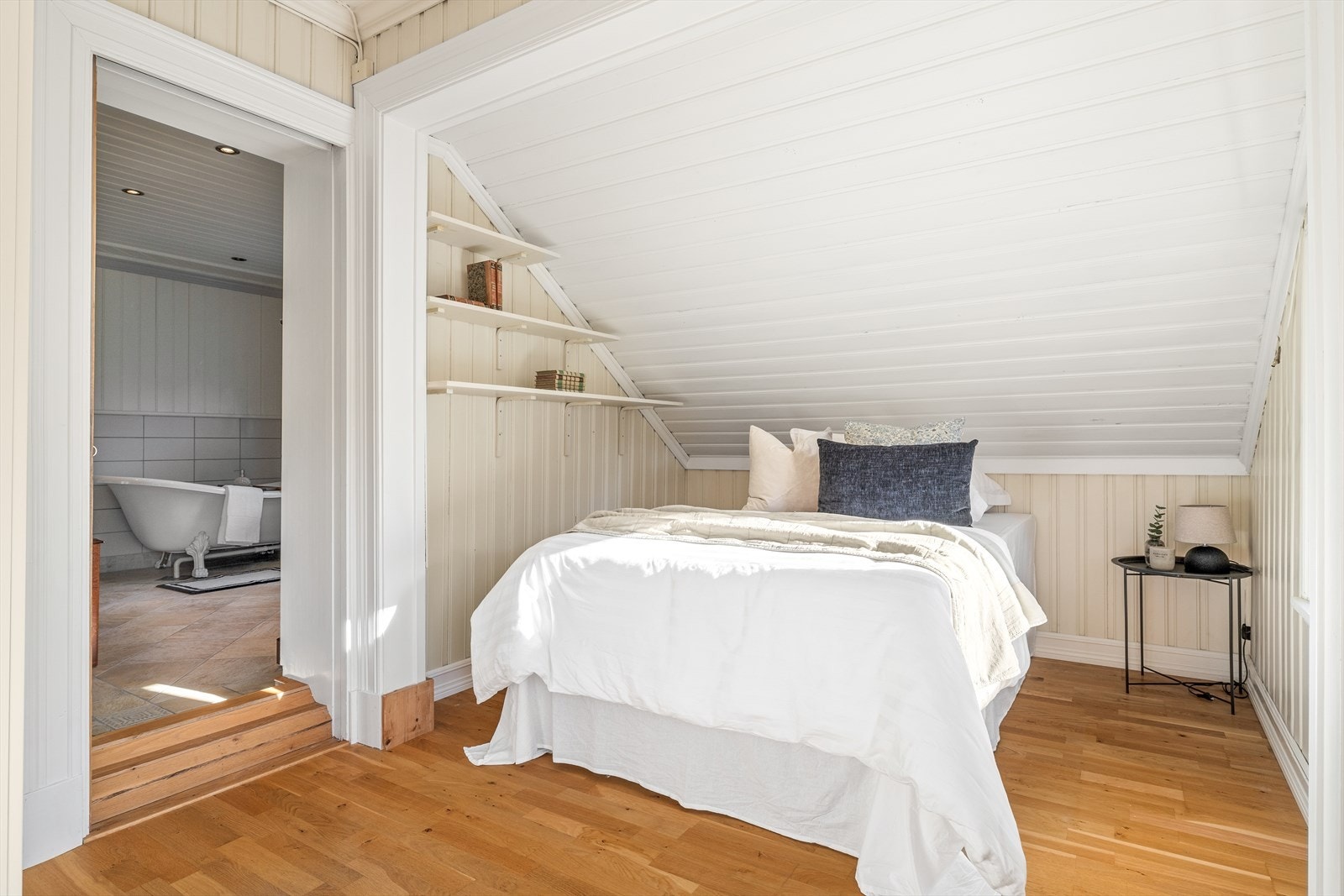 Soverom nr. to har direkte adgang til baderom. Galleribilde