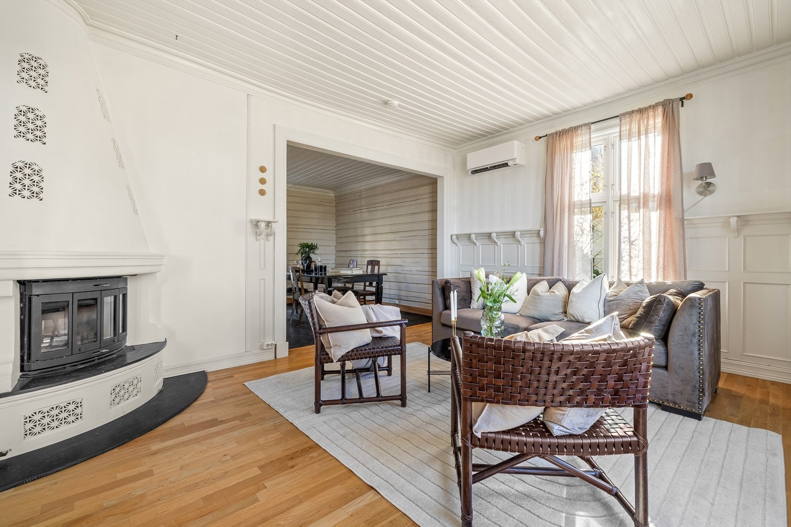 I stuen er det en oppmurt, vakker peis med innsats. Galleribilde