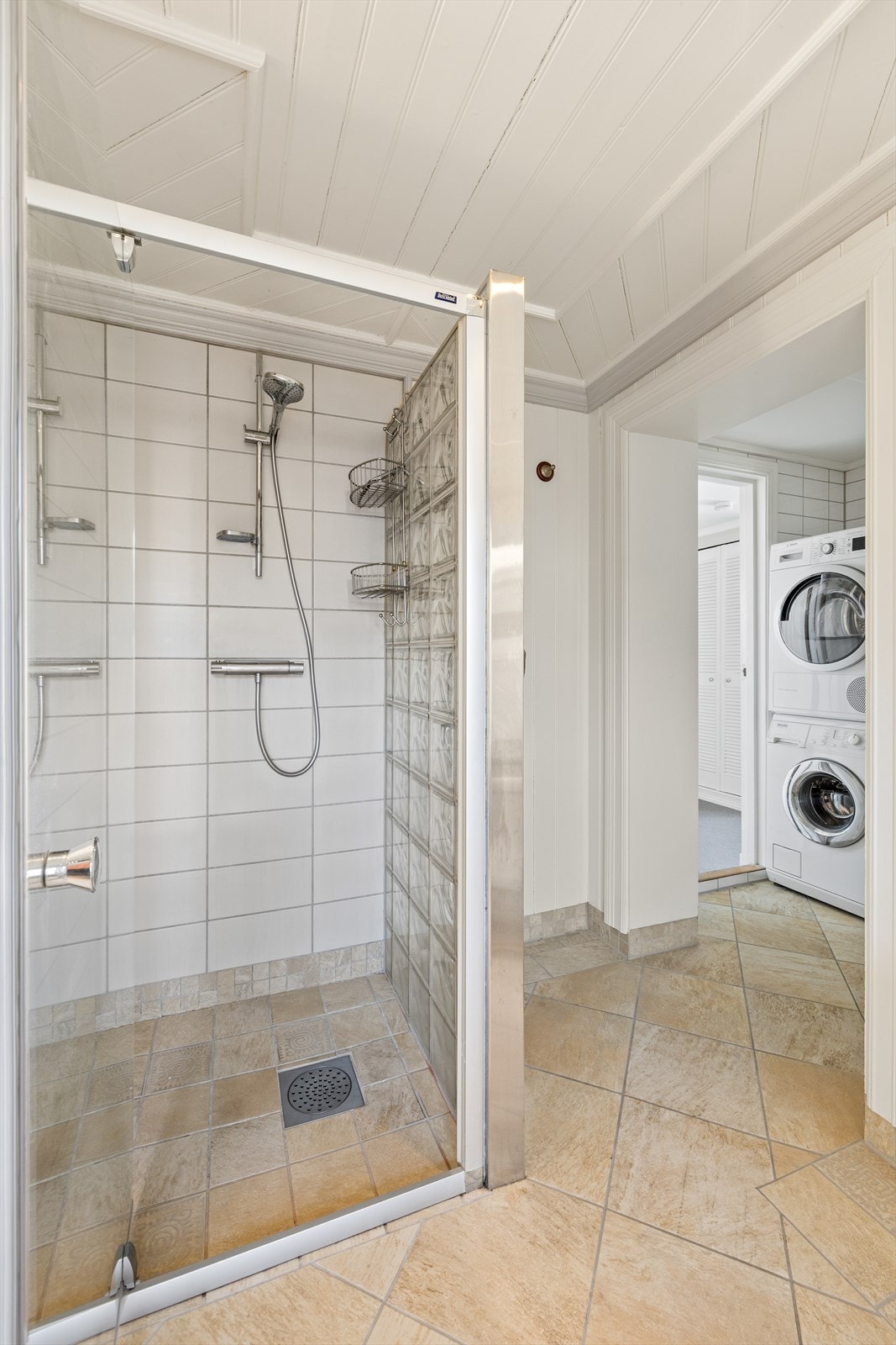 Baderommet er også kombinert vaskerom i en egen nisje i rommet med opplegg til vaskemaskin og plass til tørketrommel. Galleribilde