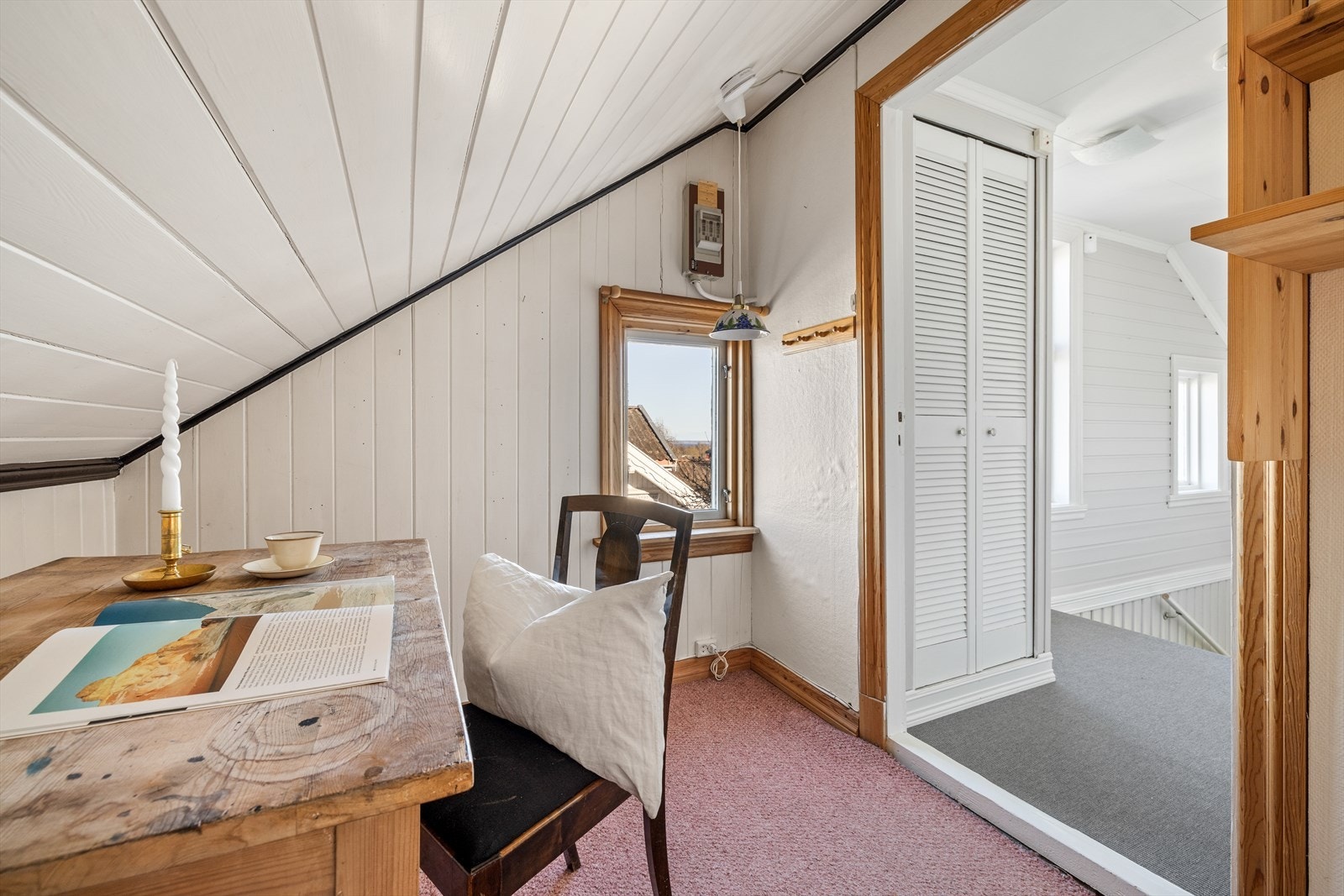 Rom benyttet som kontor ved trappeoppgangen Galleribilde