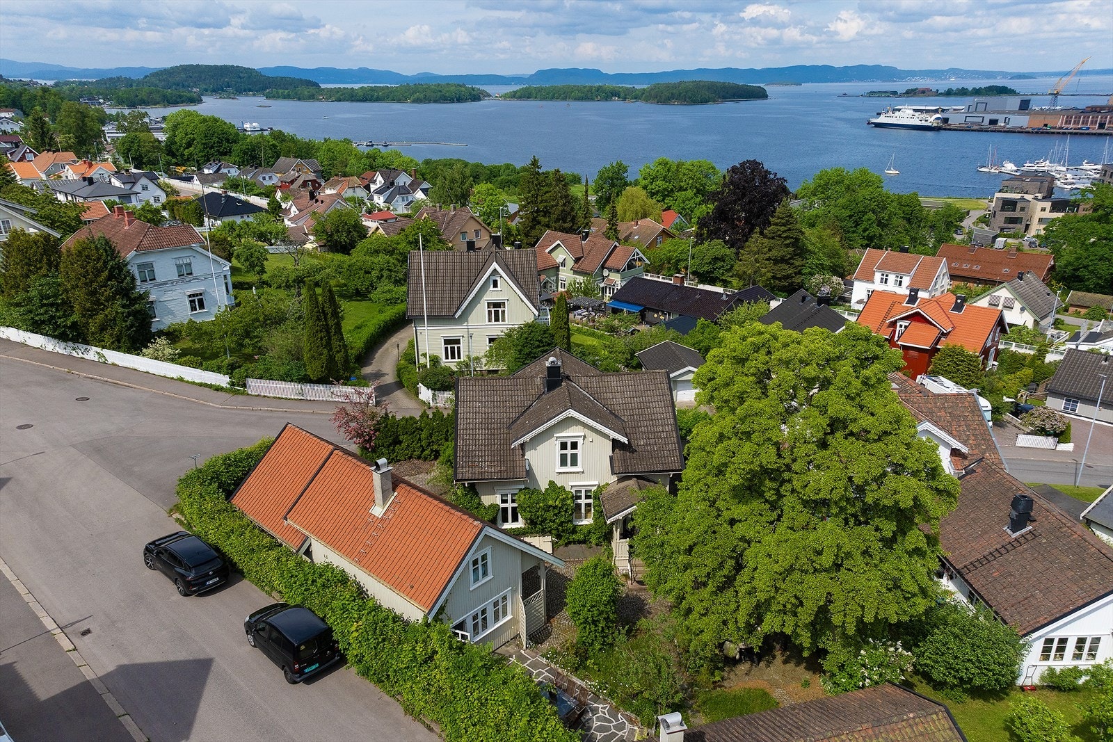 Bare 10 minutters gange unna boligen finner du den moderne bydelen Indre Havn, hvor du kan nyte strandpromenaden ved fjorden, flotte lekeplasser og maritime opplevelser. Perfekt for deg som vil ha alt rett utenfor døren! Galleribilde