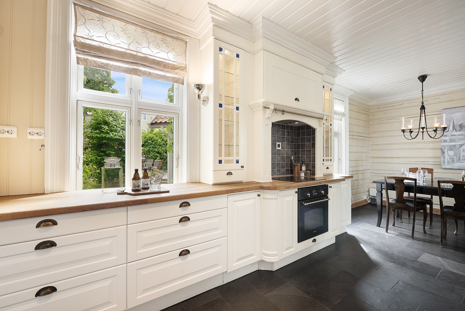 Lyst, klassisk og herskapelig kjøkken fra Drømmekjøkken som kler boligen svært godt og som oppleves som hjerte av boligen. Galleribilde