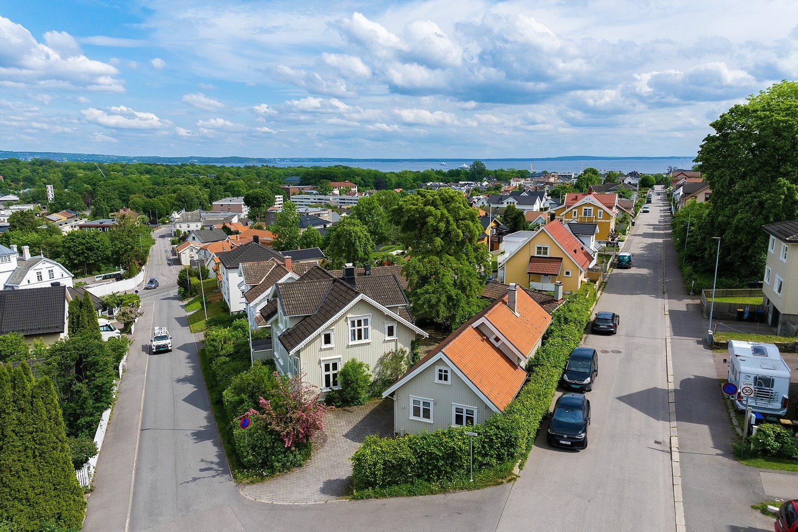En vakker og sjelden mulighet med to nydelige eneboliger og en oase av en bakgård med sommerstue. Galleribilde