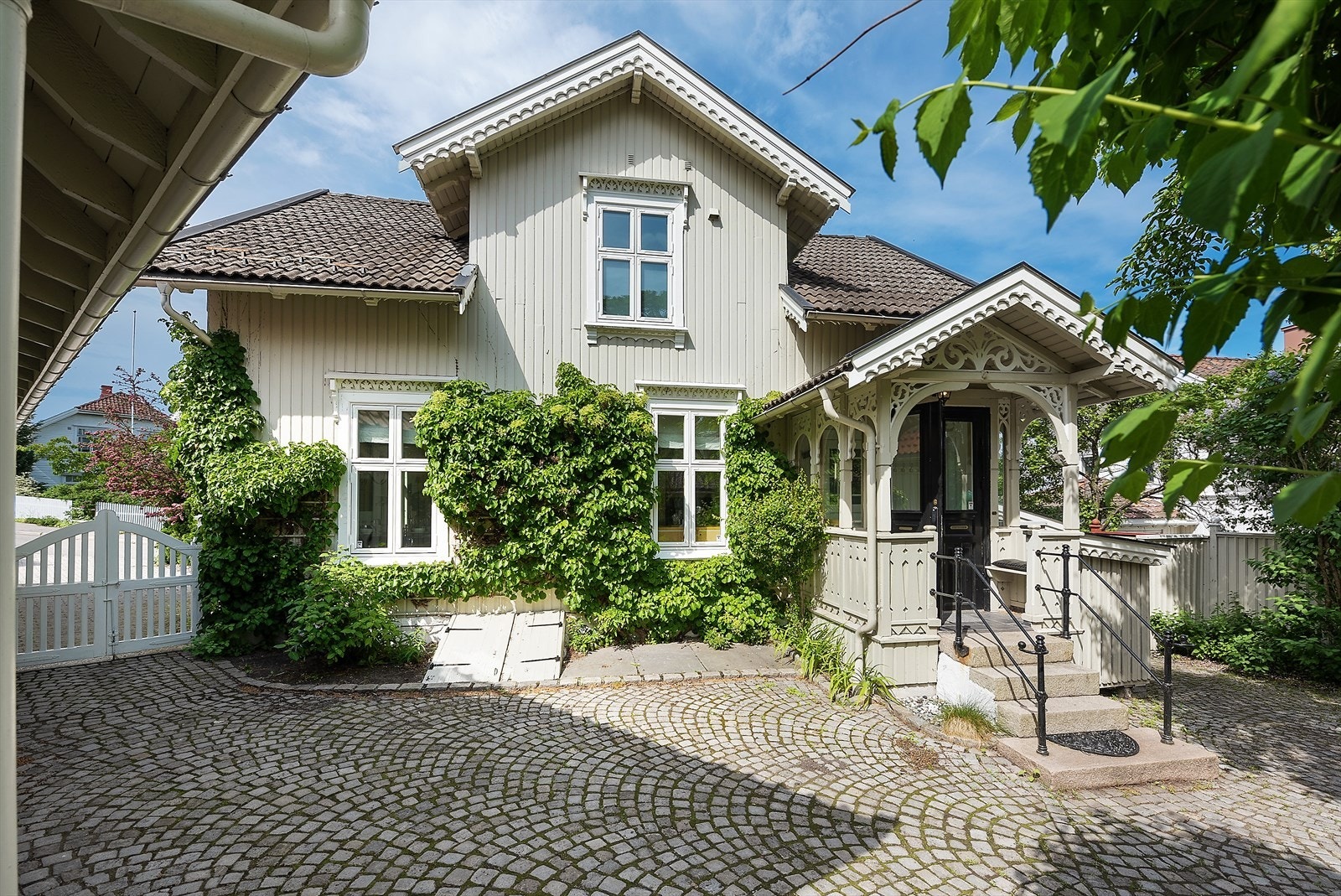 En eiendom som oser av sjarme og idyll med unike detaljer som gårdsplass med brostein i buemønster. Galleribilde