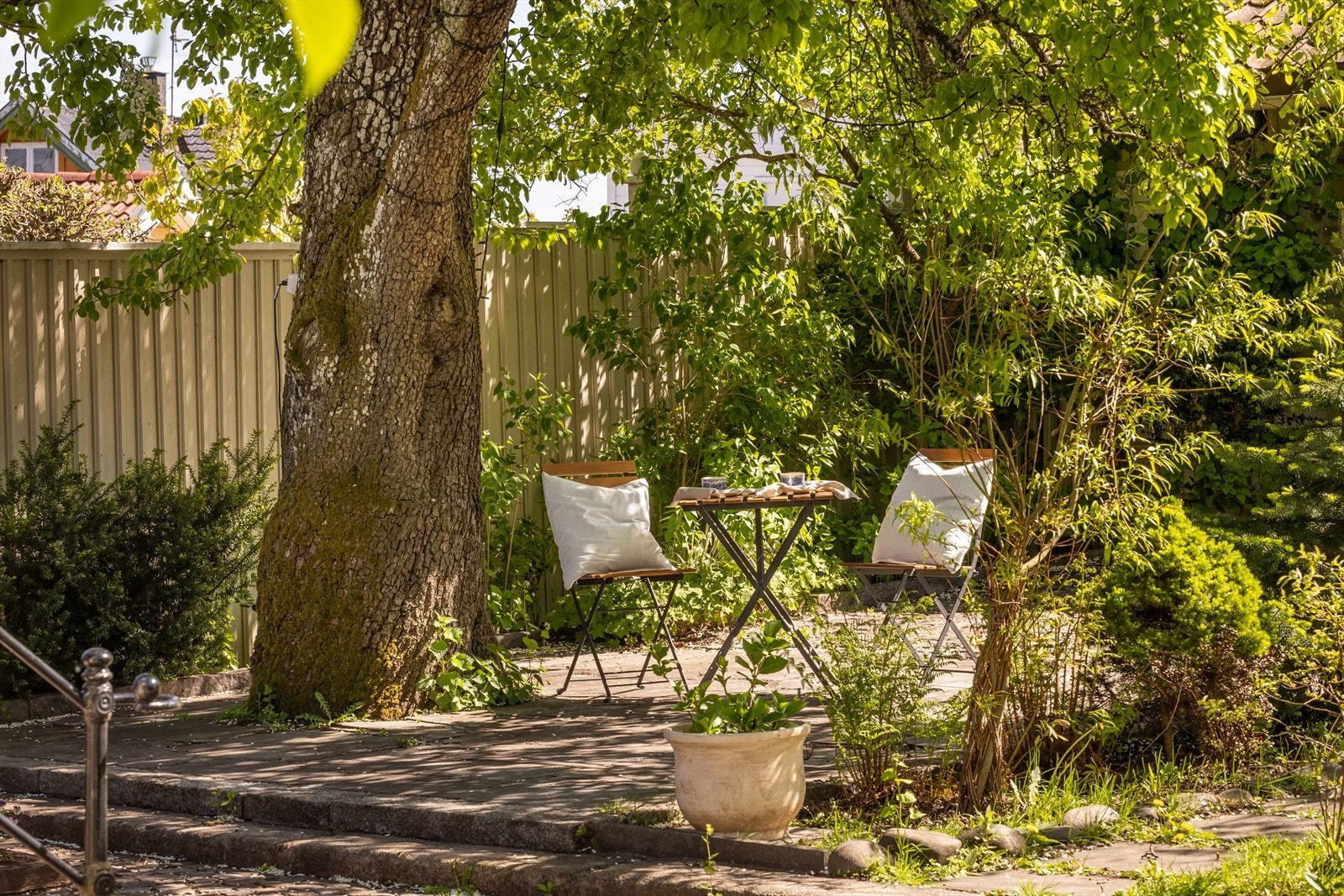 Usjenert og koselig bakhage som innbyr til hyggelige dager- og kvelder. Galleribilde