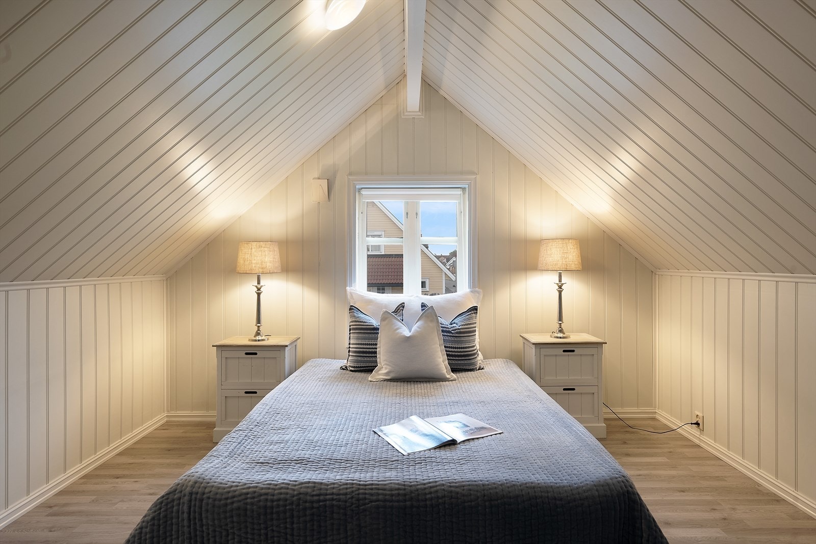 Lunt og fint rom benyttet som soverom i 2. etasje Galleribilde