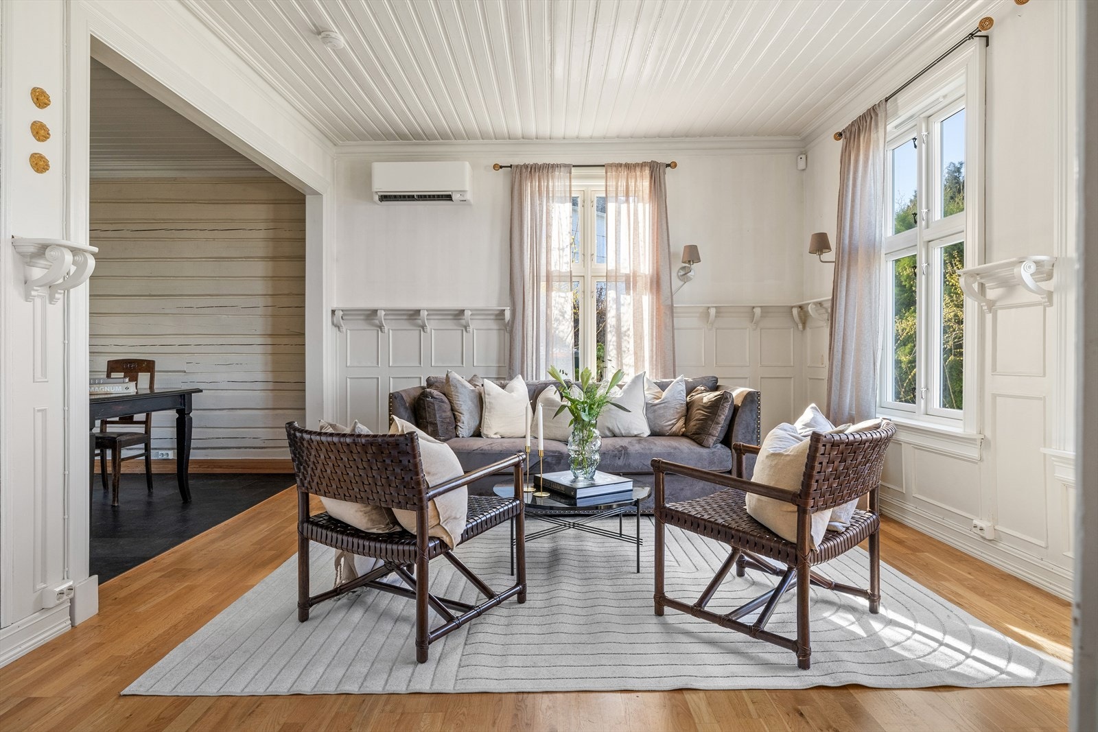 I stuen slippes det inn rikelig med naturlig dagslys fra generøse vindusflater. Galleribilde