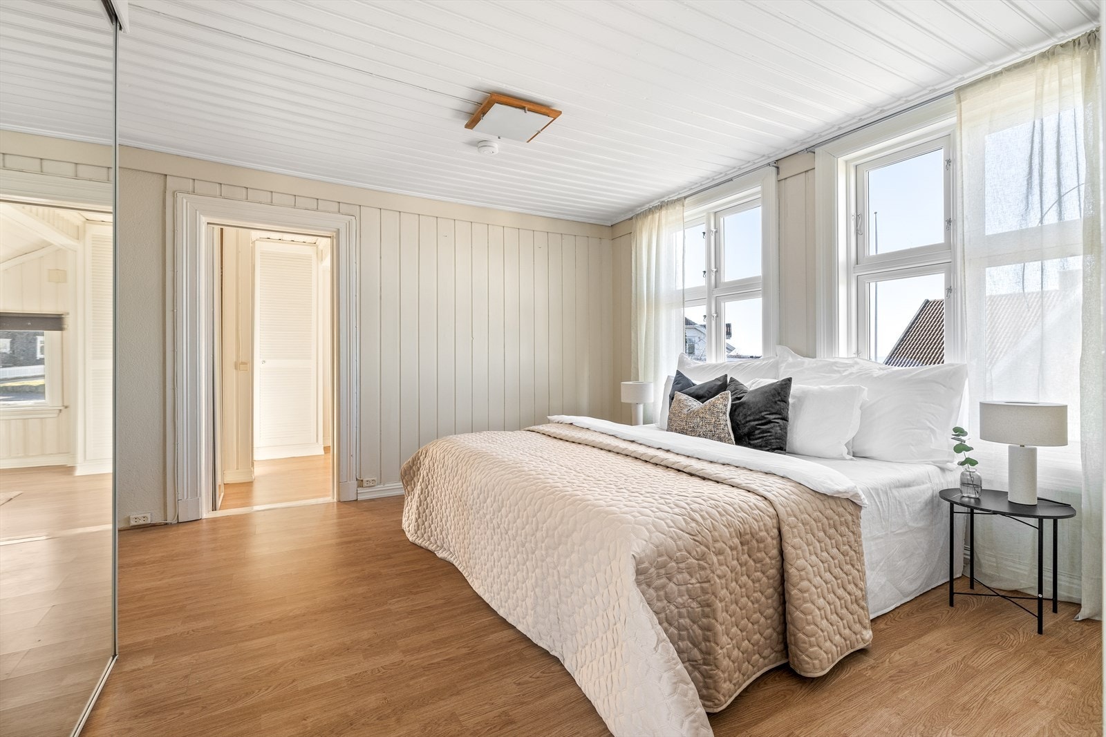 Soverommet er utstyrt med praktisk skyvedørsgarderobe og malt i lyse og tidløse fargetoner med eikeparkett på gulvet. Galleribilde