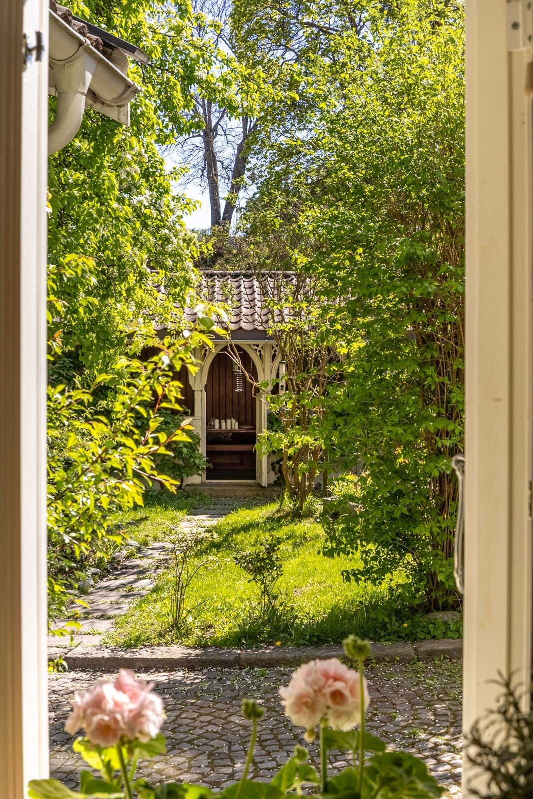 Fra hagen er det adkomst til en nydelig sommerstue. Galleribilde