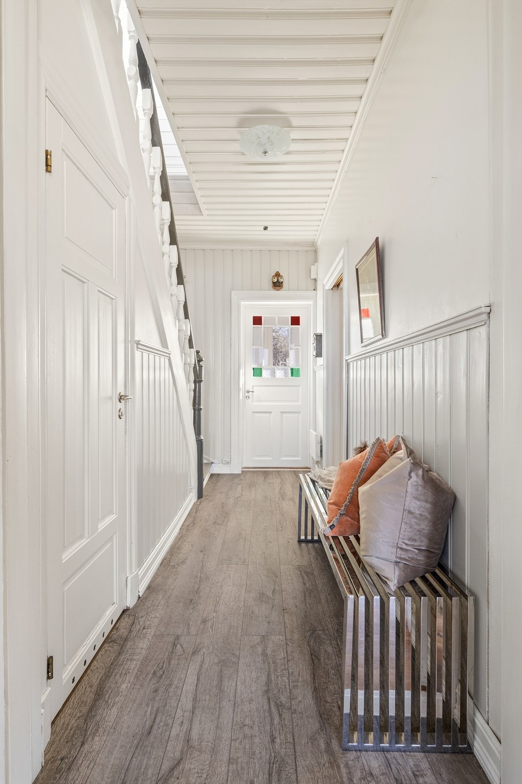 Hyggelig og lys entre ønsker velkommen inn! Her er det plass til knaggrekker og skohyller ti sko og yttertøy som er i daglig bruk. Galleribilde