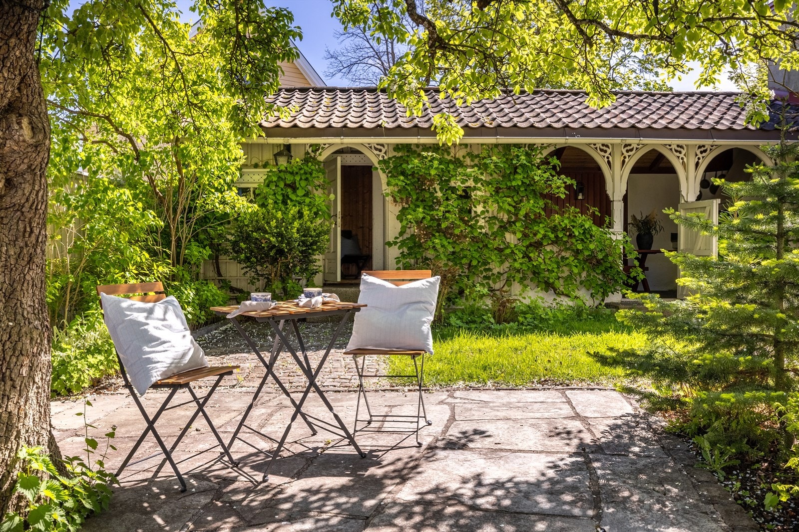 En eiendom som oser av sjarme og idyll med unike detaljer som gårdsplass med brostein i buemønster. Galleribilde