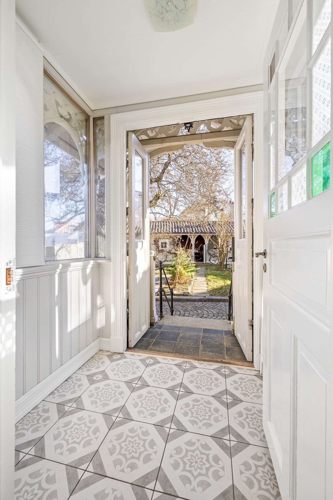 Entrè med franske dører direkte ut til bakhagen. Galleribilde